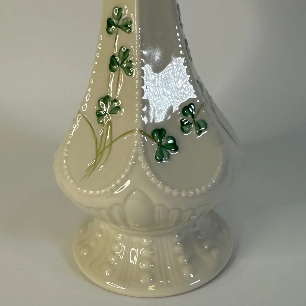 BELEEK Ireland Beautiful Irish‎ Shamrocks Porcelain Fluted Top Table Vase